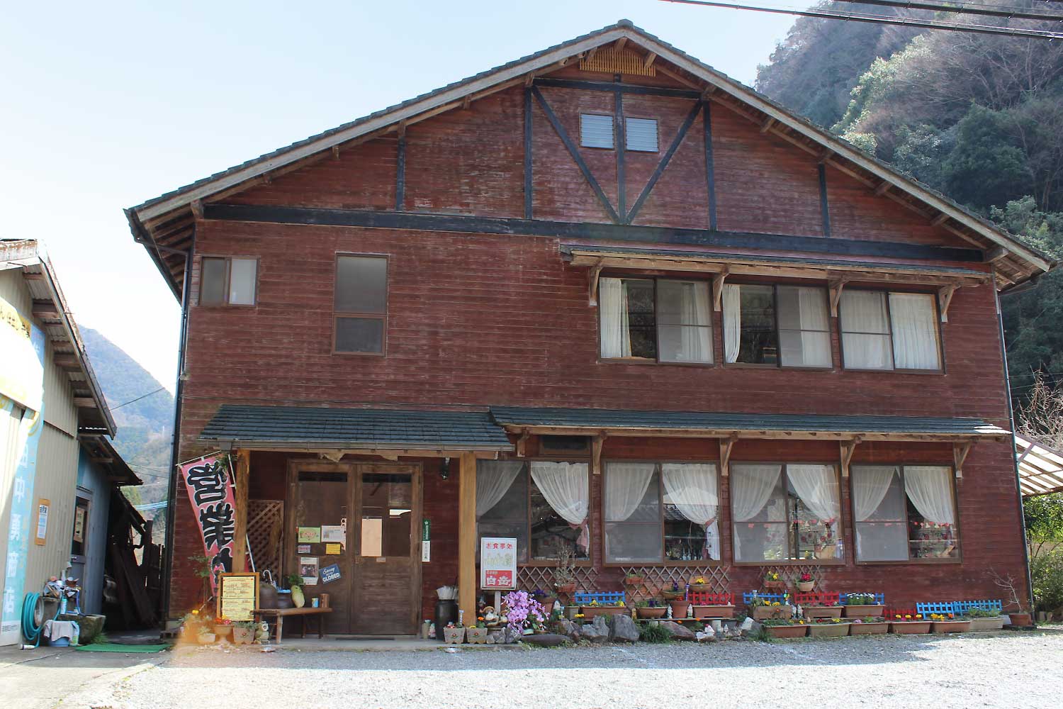 ロッジと山小屋の違いを徹底解剖！2026年最新の宿泊相場と選び方