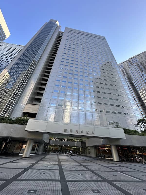 新宿Nsビルの歩き方完全ガイド！絶景ランチから巨大時計の秘密まで徹底解説
