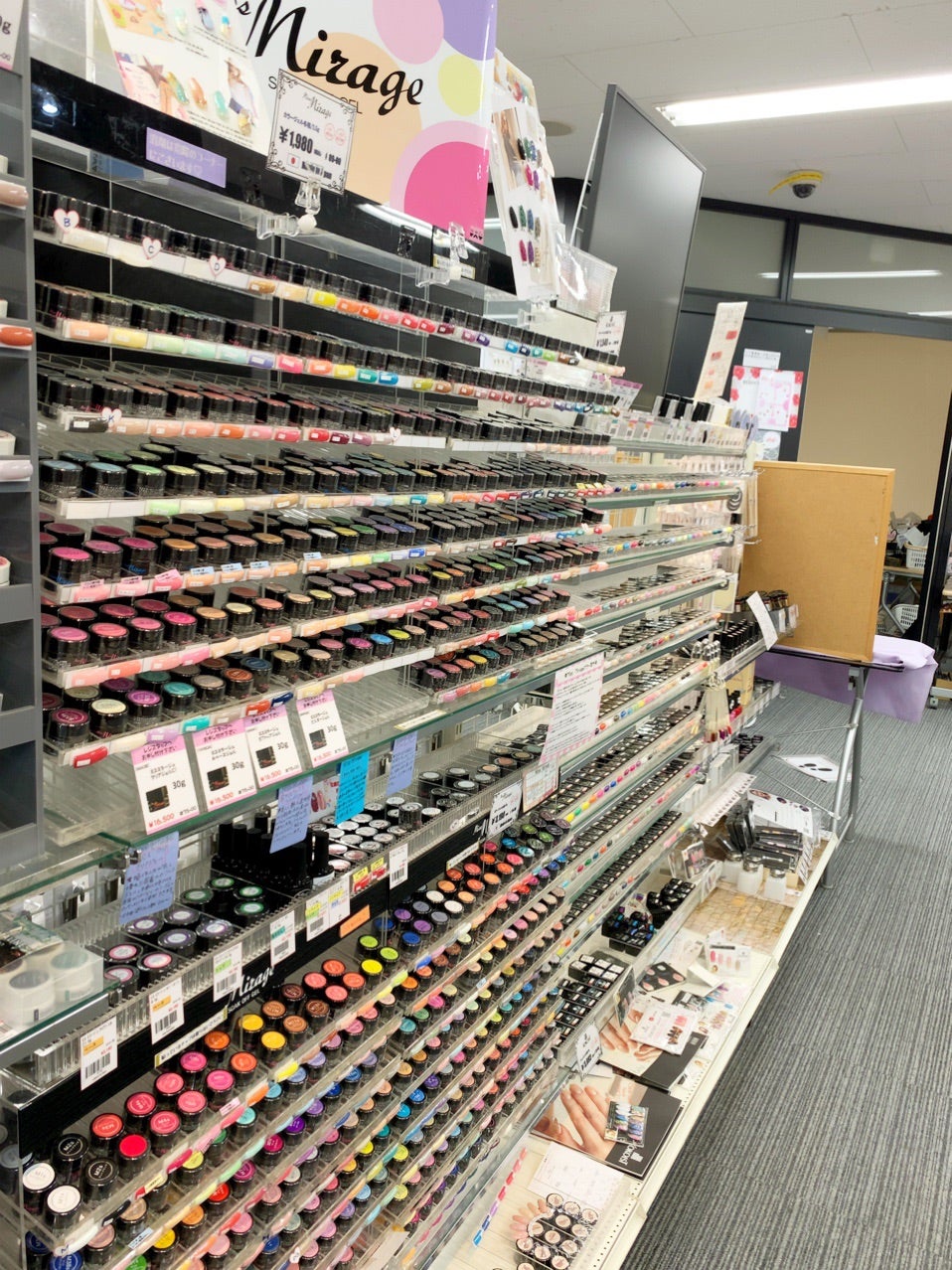 新宿でネイルパーツを買うならここ！プロ御用達の穴場5選【2026最新】