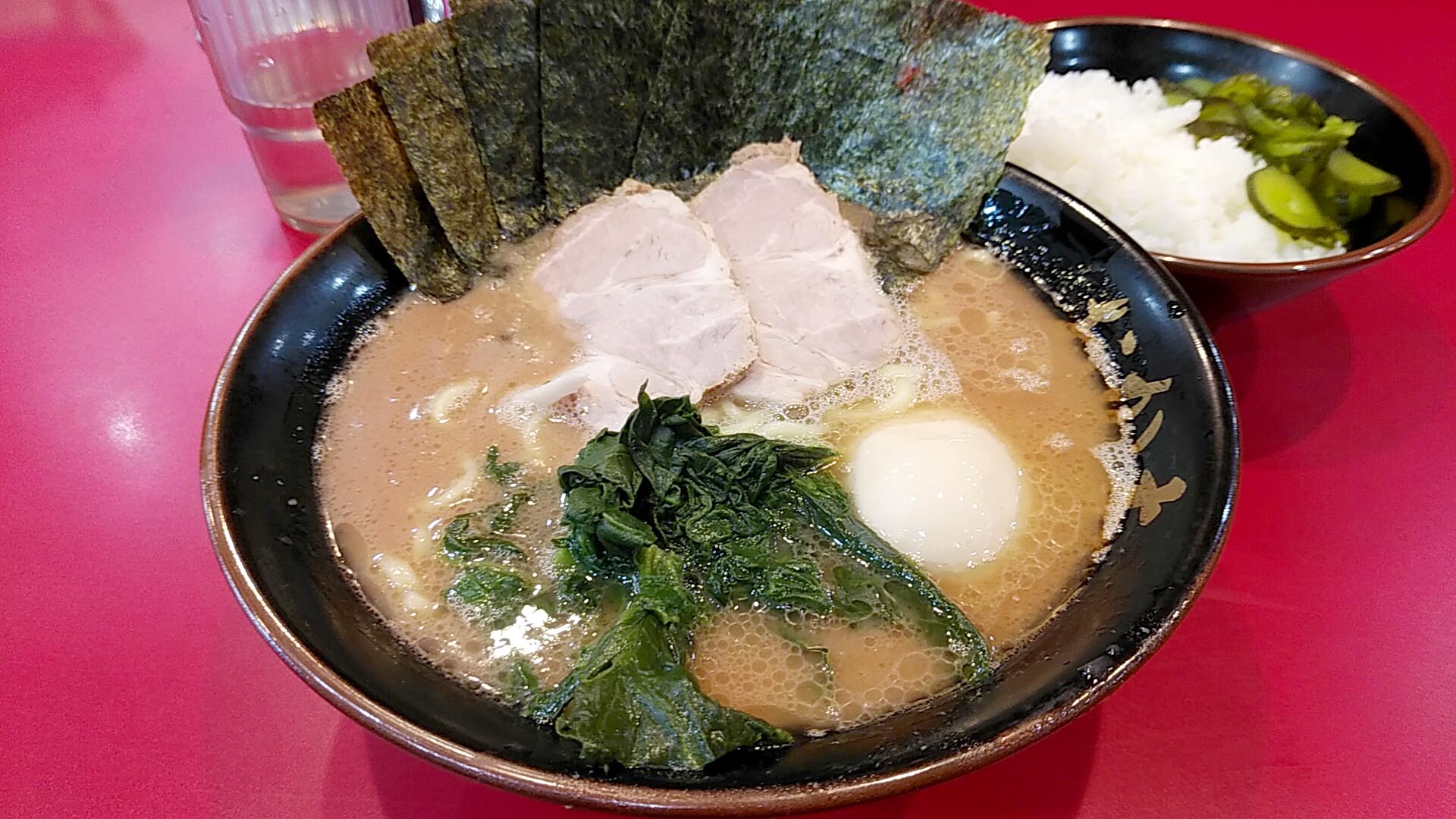 横浜ラーメンおか本の真価と評判｜濃厚豚骨醤油の魅力を徹底解剖