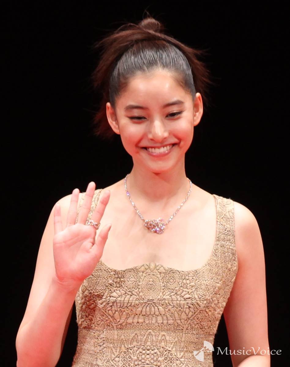 新木優子の噂の真相を徹底検証！衣装や写真集の話題と検索急増の背景
