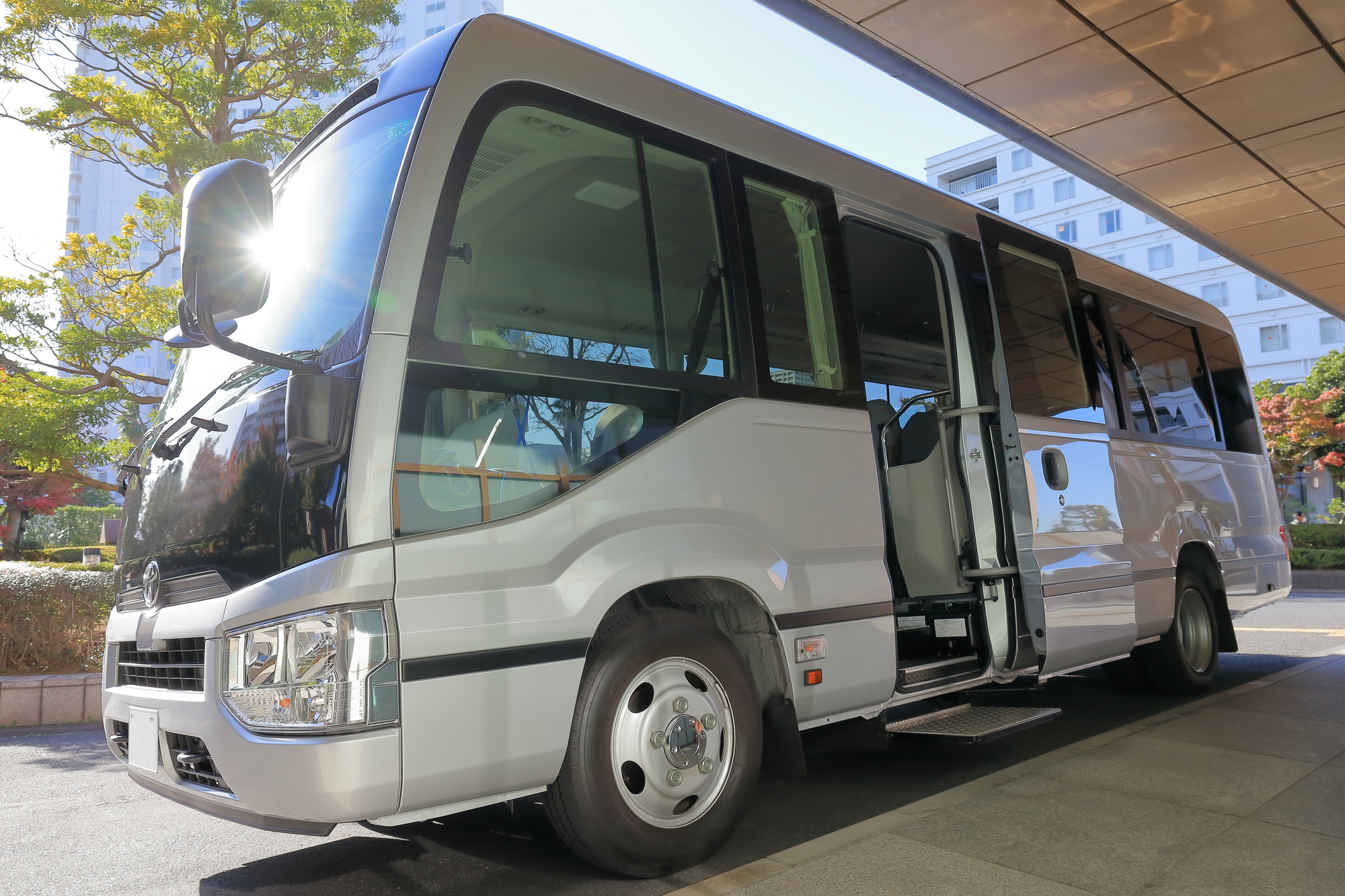 中型免許でバスは運転可能？8T限定の落とし穴と乗車定員の境界線