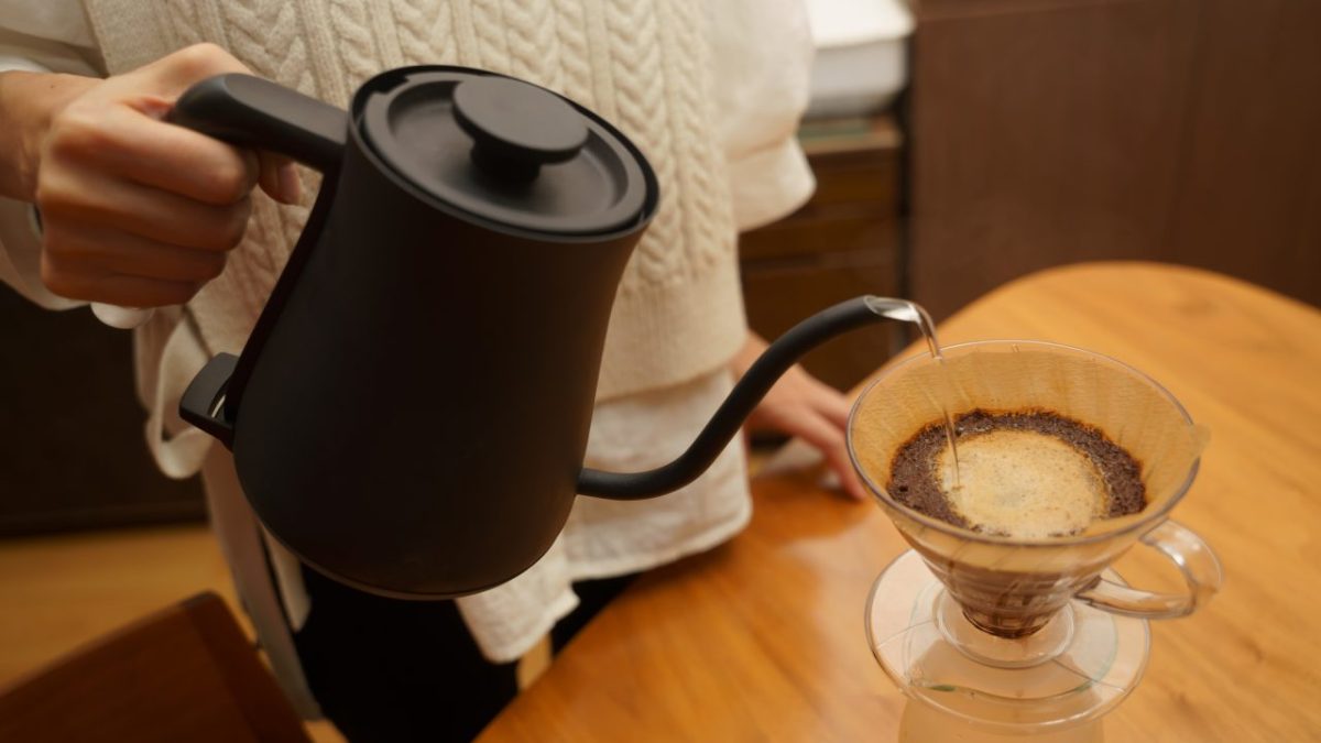 電気ポットは英語でPotじゃない？通じない理由と伝わるネイティブ表現3選