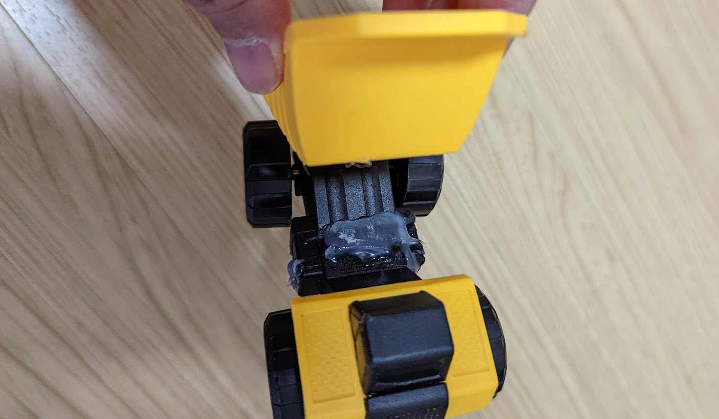 割れたプラスチックはグルーガンで直る？すぐ剥がれる噂の真相と補修術