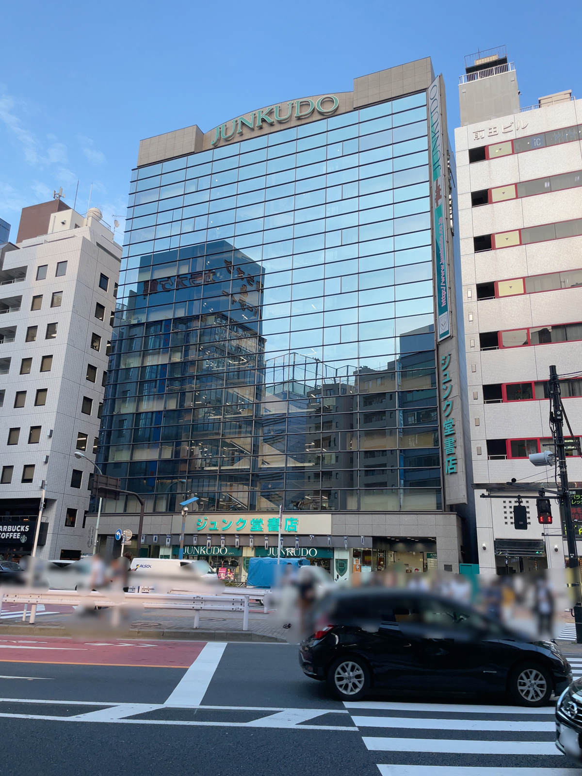 スマホを閉じて階段を上がれ。2026年、私たちが「池袋の知の要塞」に引き寄せられる理由
