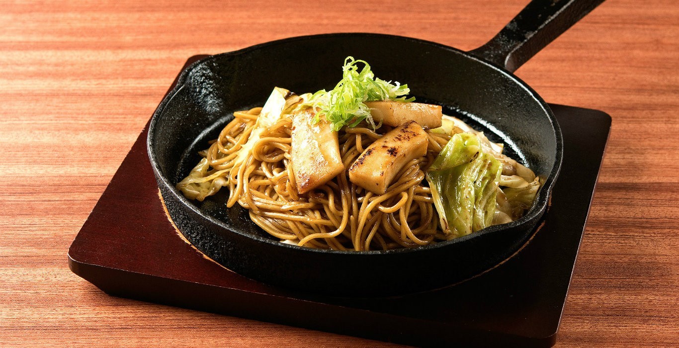 焼きそば専門店になぜ行列？極太麺と秘伝ソースの進化と名店ランキング