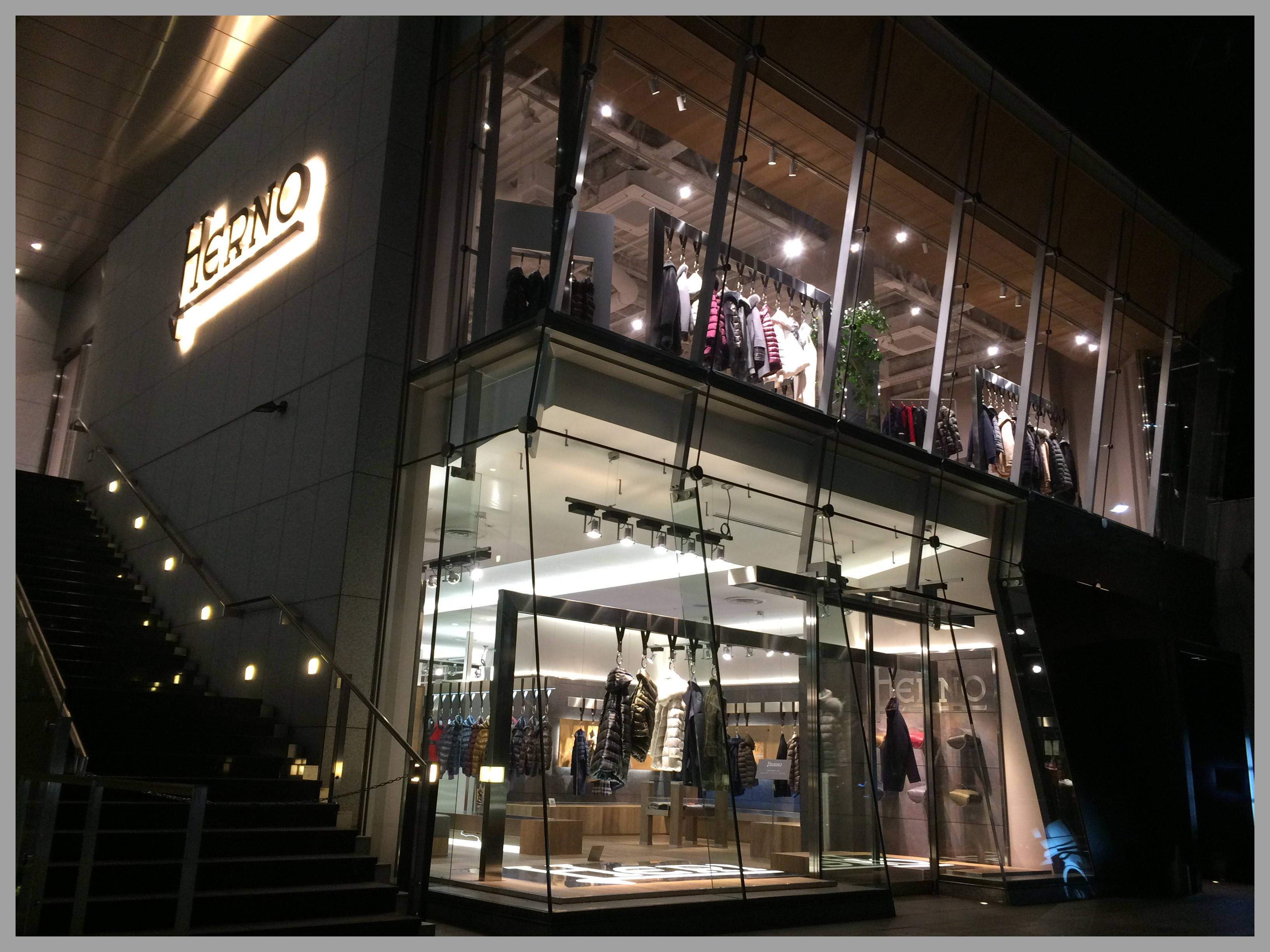 ヘルノ青山店の全貌｜旗艦店の限定品と失敗しないサイズ選び