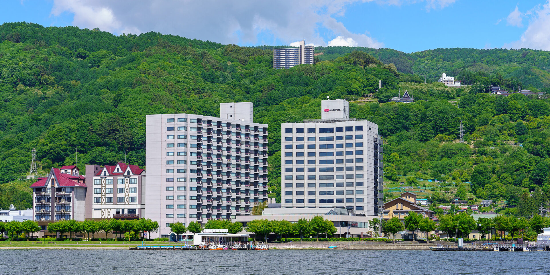 諏訪湖を眺める「ホテル紅や」混雑を避ける穴場時間とお得な予約術