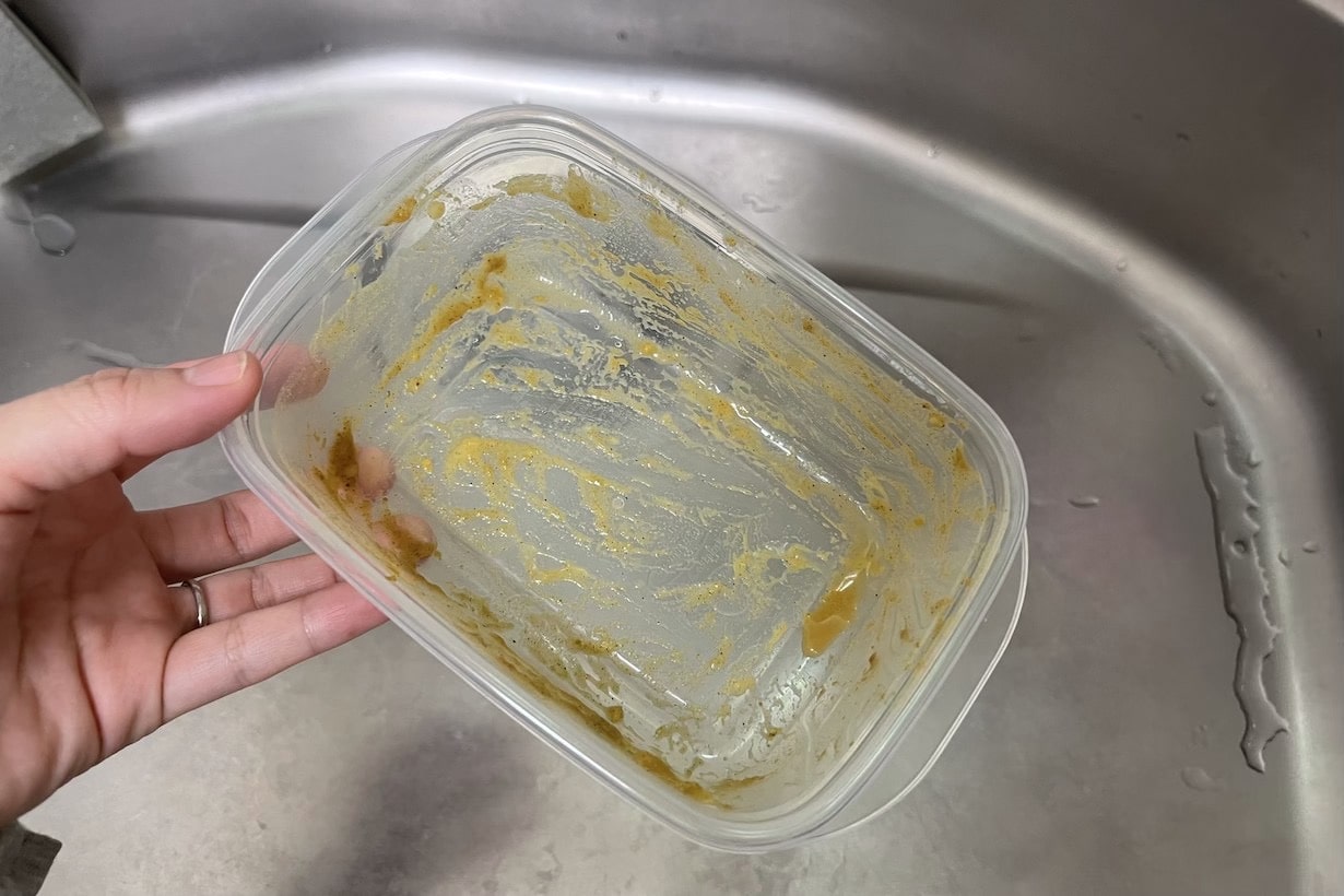 なぜ落ちない？タッパーのヌルヌル油汚れをこすらず落とす衝撃の裏ワザ