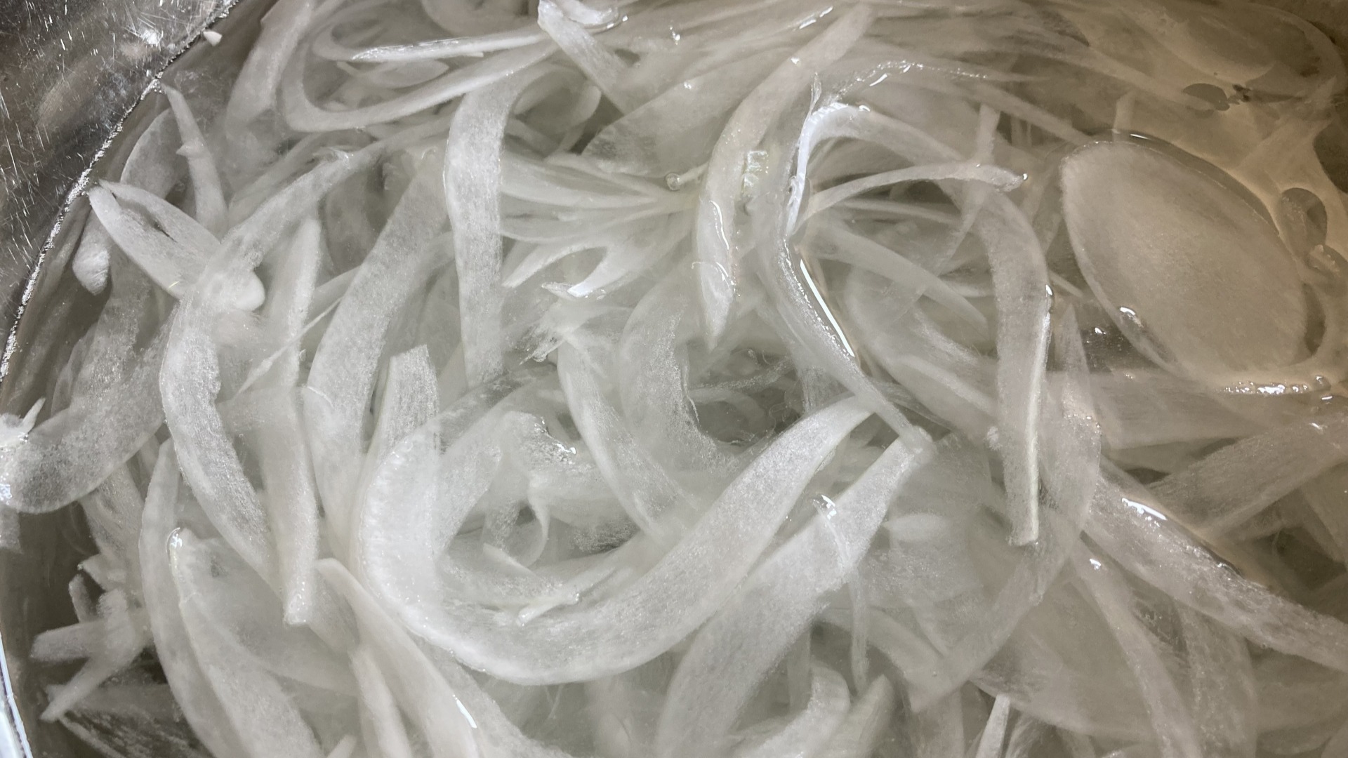 玉ねぎを水にさらすと栄養激減？辛味を消す黄金ルールとプロの結論