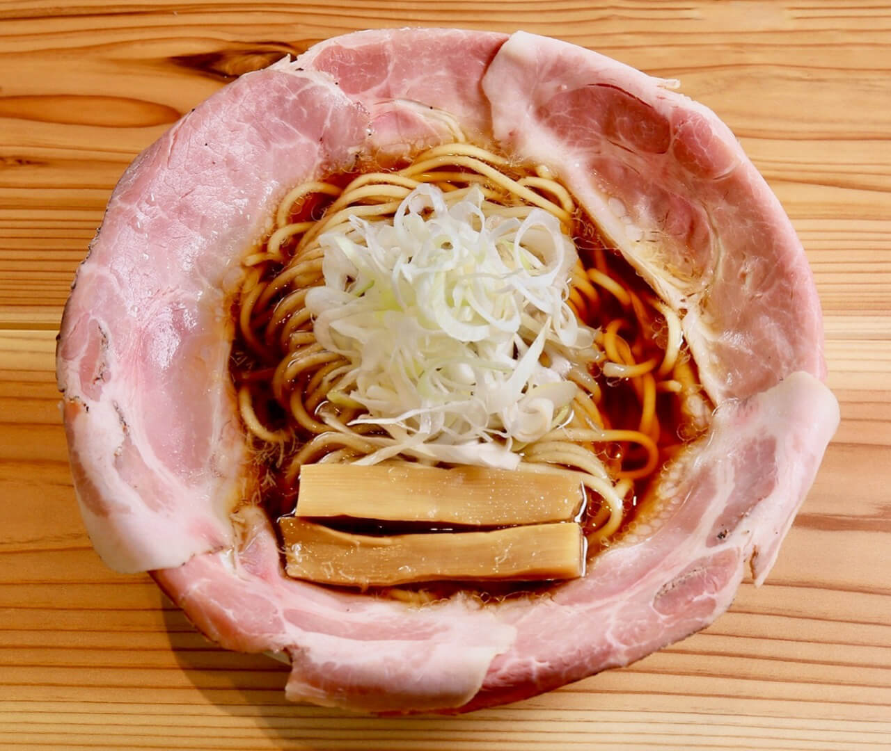 快進撃を続けるラーメン大戦争の正体！鉢を覆うレア肉と進化の全貌