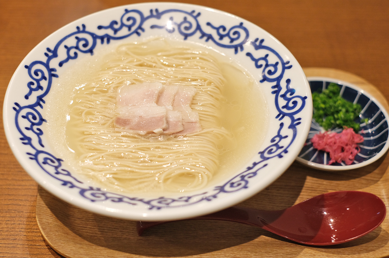 透明な豚骨ラーメン豚そば月やの真相！味変の極意と2026年最新攻略