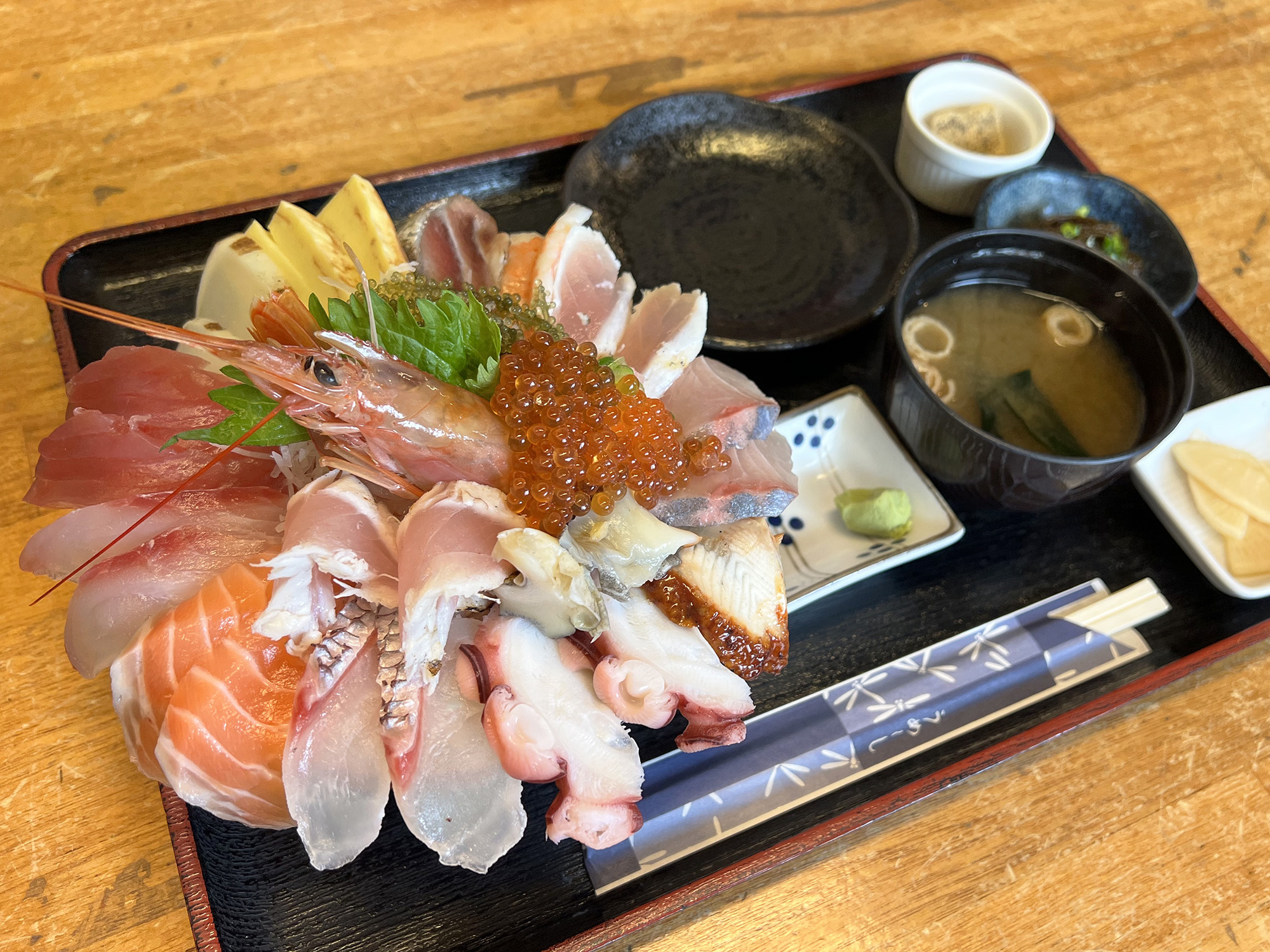 魚屋直営食堂魚まるの真実｜海鮮丼とバター焼きに行列が絶えない理由