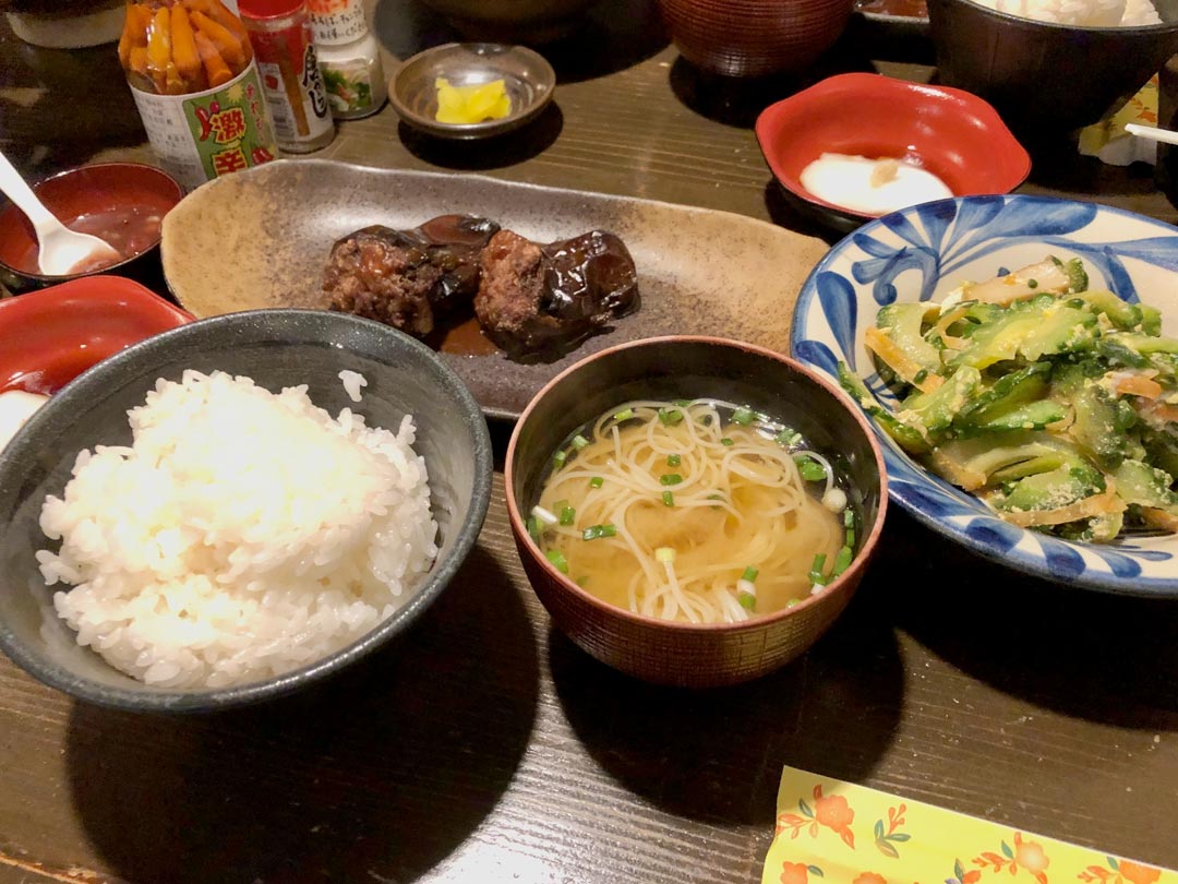 那覇「ゆうなんぎい」完全攻略｜行列の理由と名物ラフテー・予約の裏技